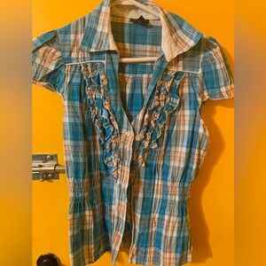 Women’s short sleeved pleated and fitted blouse. Size L fits small